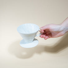 Laden Sie das Bild in den Galerie-Viewer, HARIO V60 02 | Keramik Handfilter