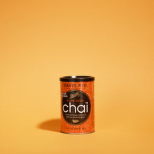 Laden Sie das Bild in den Galerie-Viewer, David Rio Tiger Spice Chai – würziger Instant Chai Tee mit Schwarztee und exotischen Gewürzen, 398 g Dose